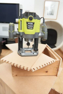 Frezarka górnowrzecionowa Ryobi RRT1600-K