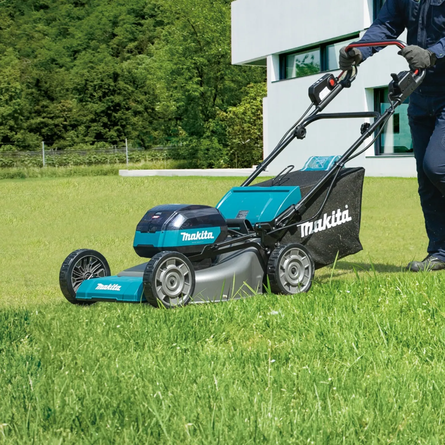 Kosiarka akumulatorowa z napędem Makita XGT LM002GZ