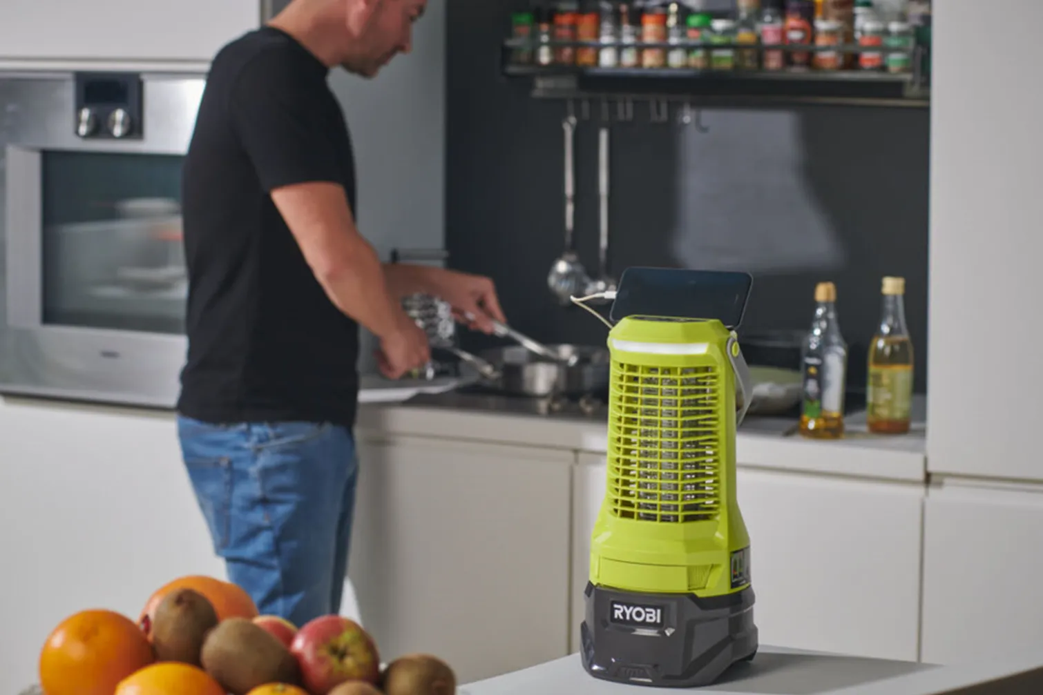 Lampa UV na owady Ryobi ONE+ RY18BZA-0