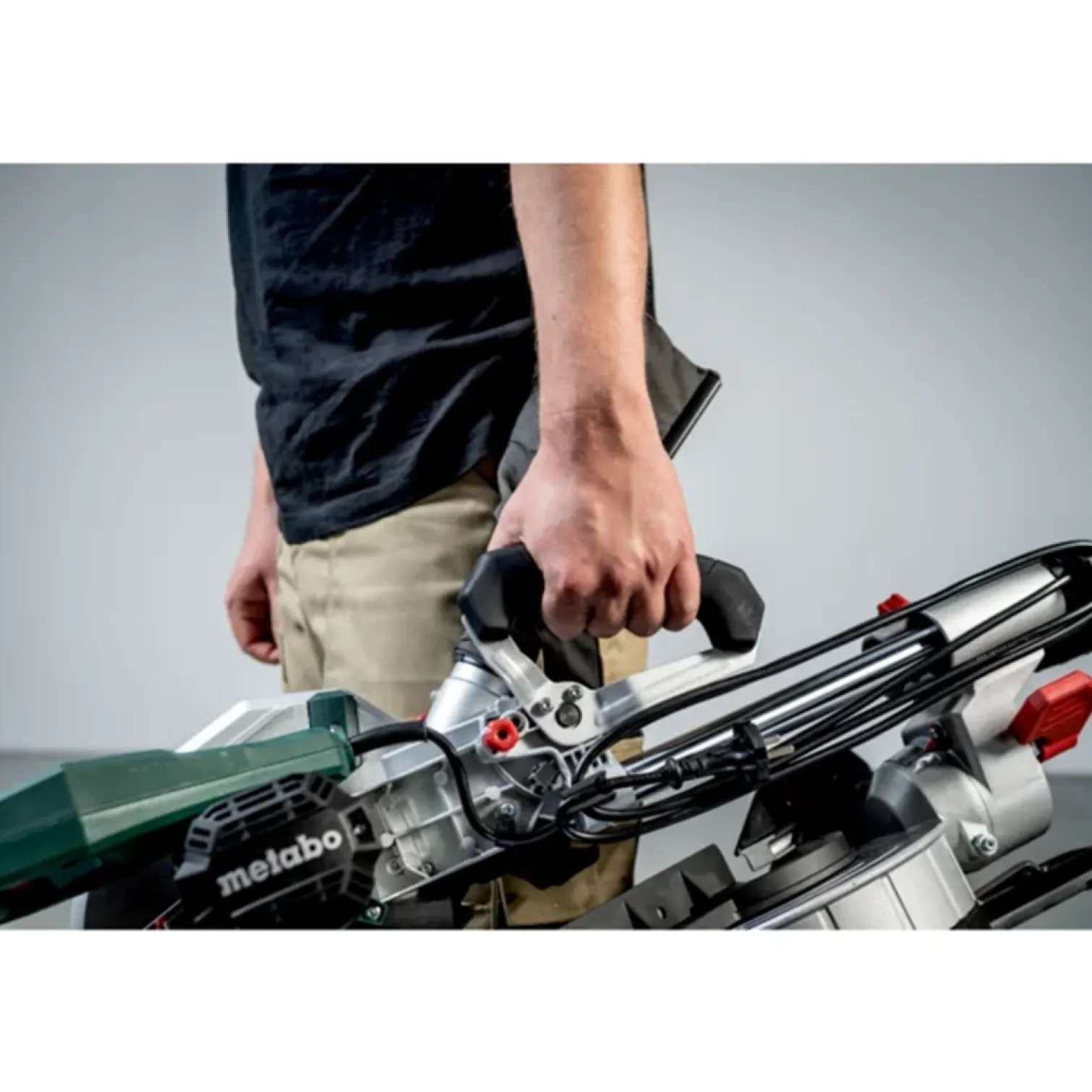 Pilarka ukośnica ze stołem Metabo KGS 254 M + KSU 251