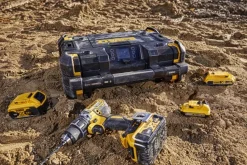 Radio budowlane z ładowarką DeWalt TSTAK DWST1-81078