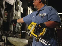Smarownica akumulatorowa DeWalt DCGG571M1