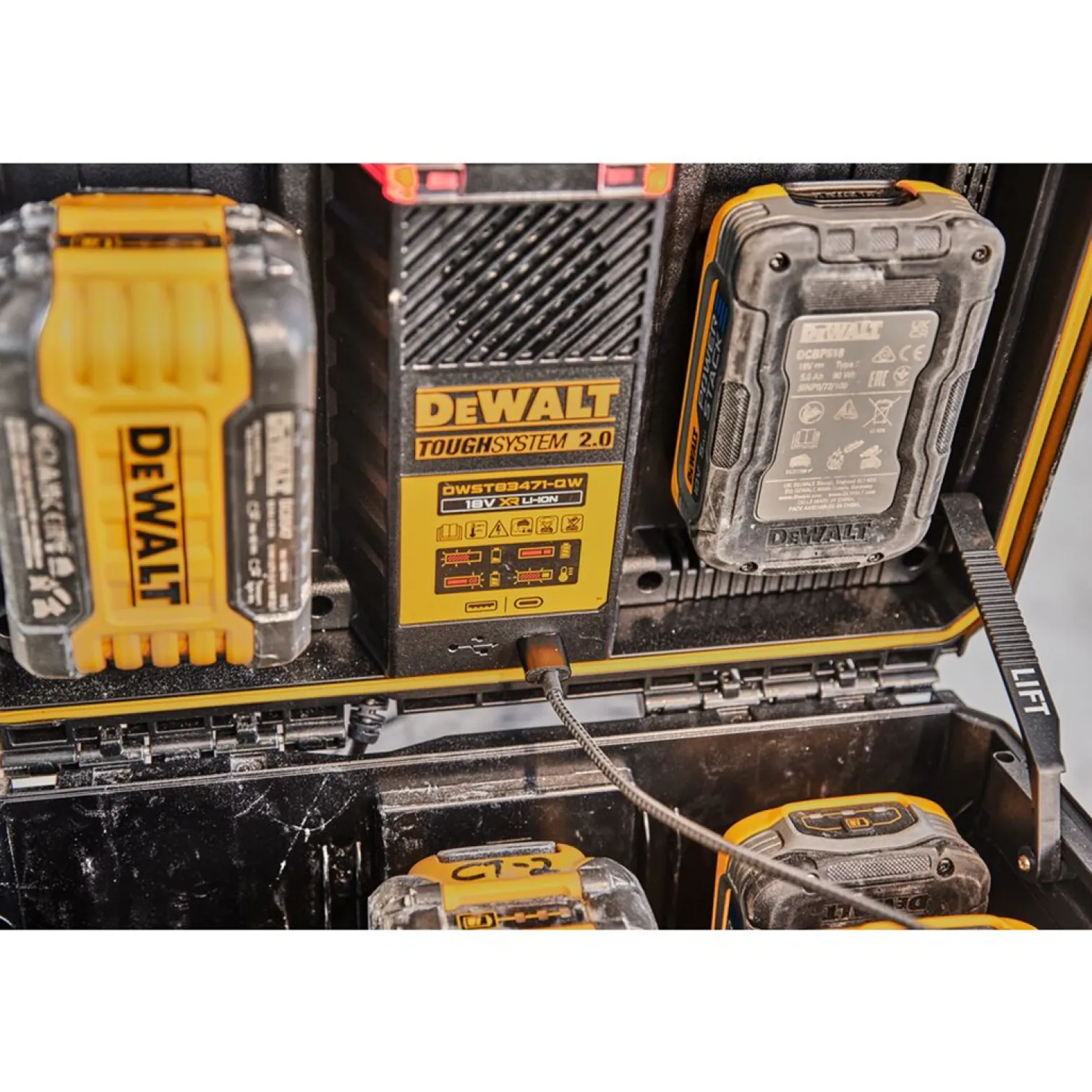 Walizka/ładowarka ToughSystem 2.0 DeWalt DWST83471