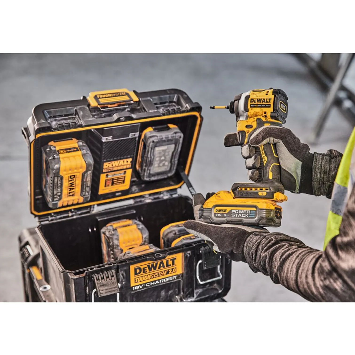 Walizka/ładowarka ToughSystem 2.0 DeWalt DWST83471